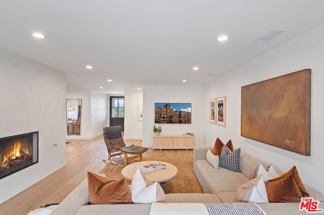 Building Photo - 5664 Coliseum St