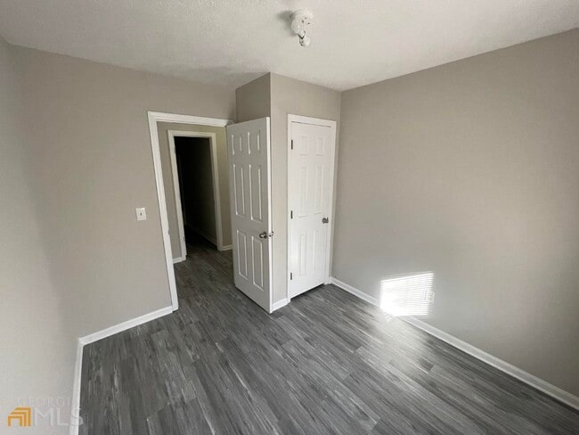 Building Photo - 307 Pelly St
