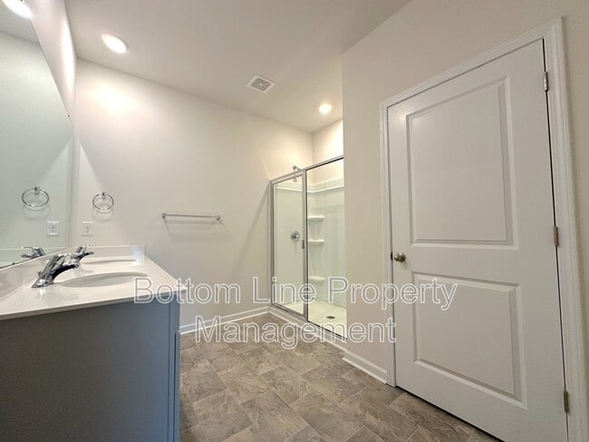 Building Photo - 211 Dogwood Crk Dr