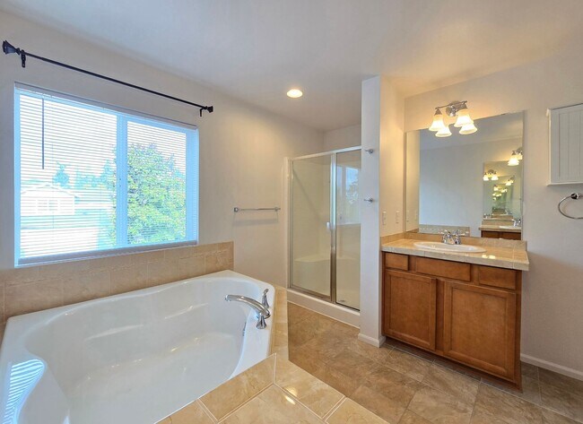 Building Photo - Charming Single Family 4 Bed/2.5 Bath Home...