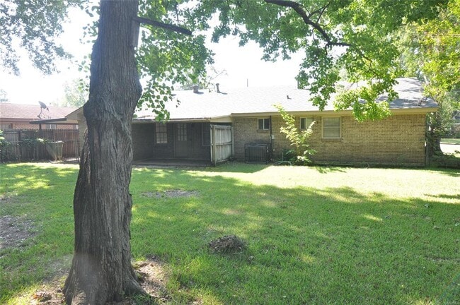 Building Photo - 2737 S Wallace Dr