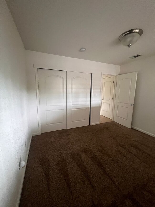 Building Photo - Super cute 2 bedroom condo