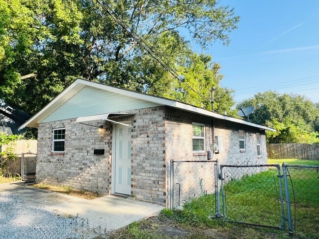 Primary Photo - 3433 Hollywood St