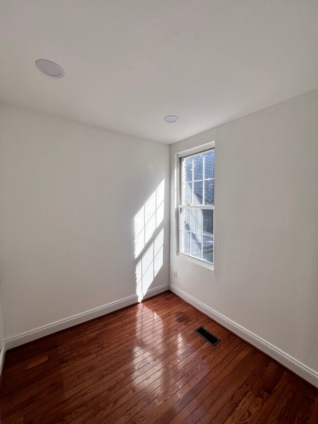 Building Photo - 1423 K St SE