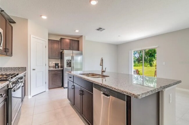 Building Photo - Beautiful 4 BR 2.5 BA home in desirable Ly...