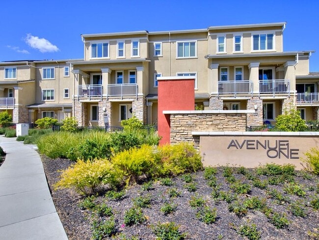 Building Photo - 5959 Charlotte Dr