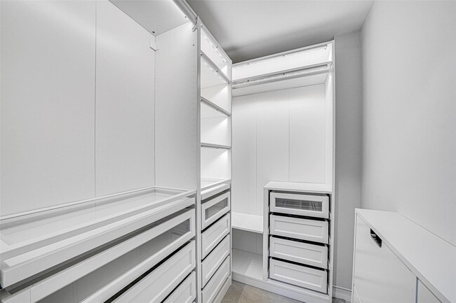 Building Photo - 2021 SE 10th Ave