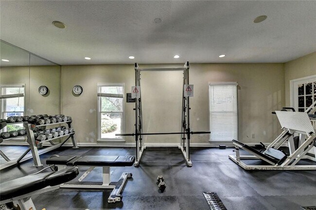 Building Photo - 4101 Pine Heights Dr NE