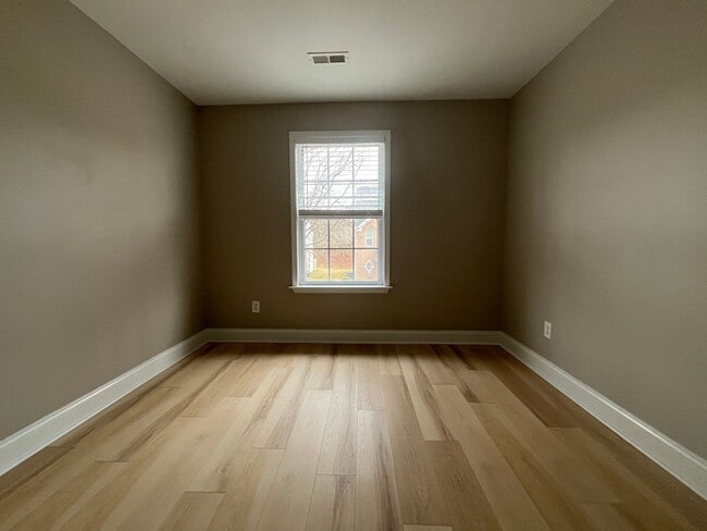 Building Photo - Expansive 3/3 Available Now!