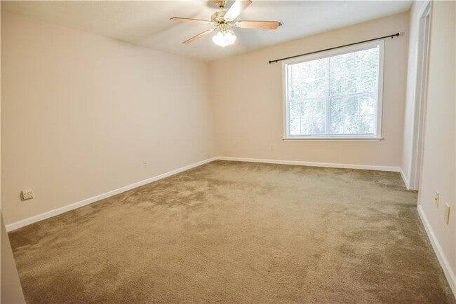 Building Photo - Duplex Available in August!