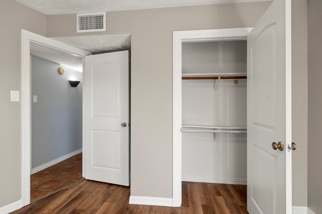 Building Photo - 8522 Scenic Green Dr