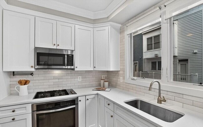 Building Photo - Modern 3BR Townhome with Rooftop Terrace & Garage in Old Town Commons