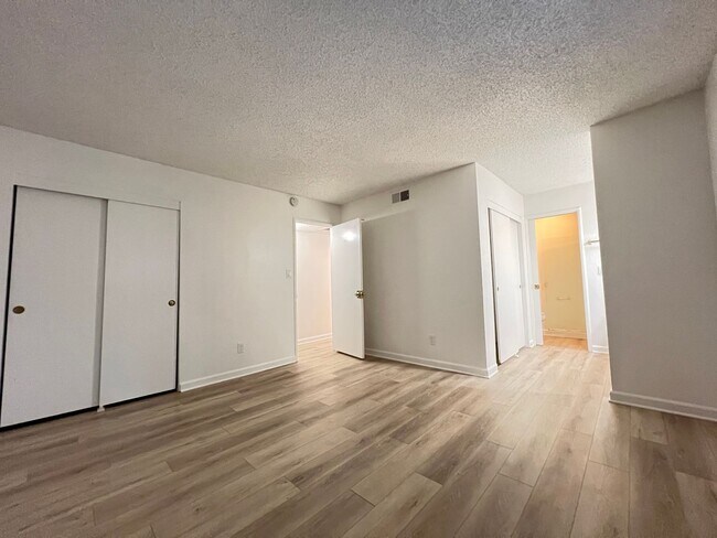 Building Photo - 3 Bed 2.5 Bath Townhouse