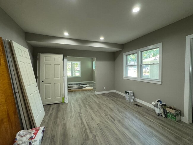 Building Photo - Charming 5 Bedroom off of South National Ave