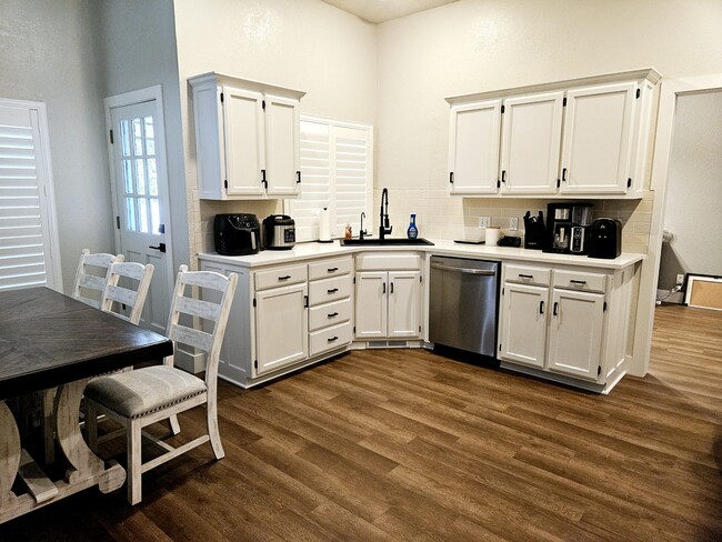 Building Photo - 2010 Constitution Ave