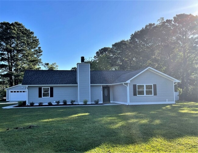 Building Photo - Remodeled 3 bedroom/2 bathroom home with d...