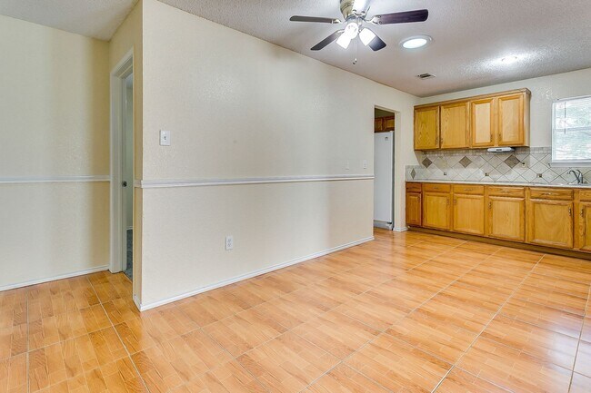 Building Photo - Excellent 3 Bedroom 2 Bath with many featu...