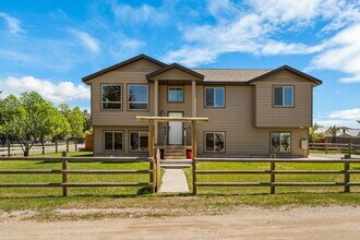 Building Photo - Spacious 3-Bed, 2-Bath Upper-Level Duplex