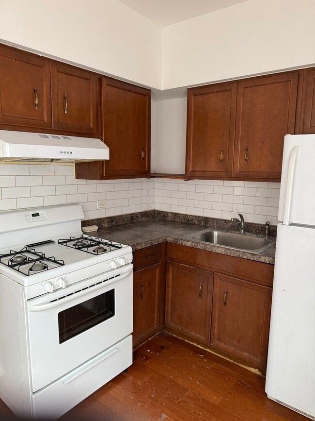 Building Photo - 140 College St