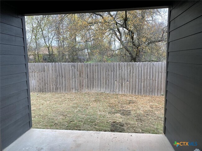 Building Photo - 1854 Royal Loop