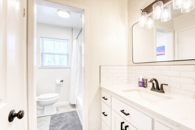 Building Photo - 1308 SE E St