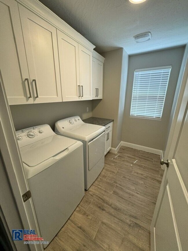 Building Photo - River Trail Townhome