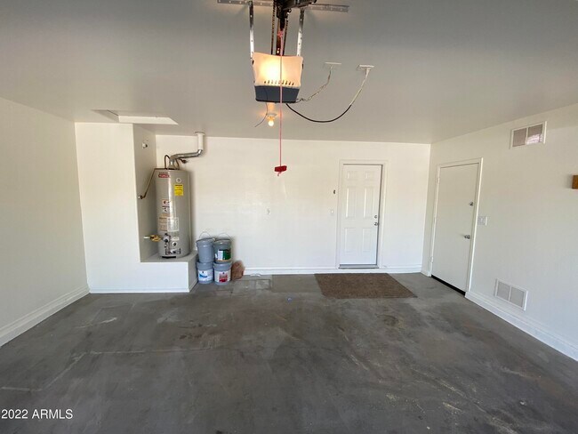 Building Photo - 46065 W Starlight Dr