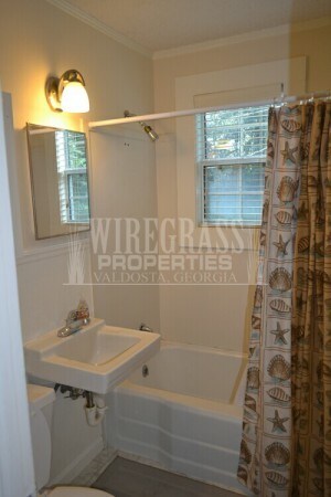 Building Photo - 2 Bedroom single family home