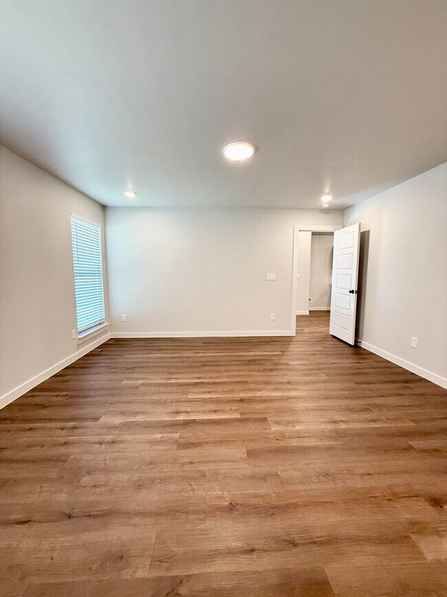 Building Photo - 2119 Langford Ave