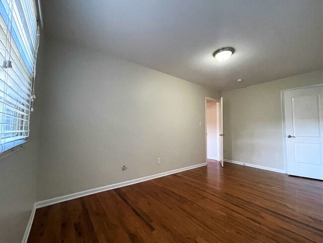 Building Photo - 2575 Olde Hill Ct N
