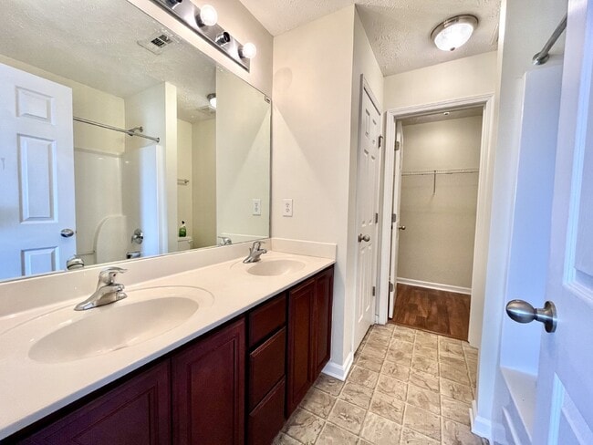 Building Photo - "Charming 3-Bedroom Home with 2.5 Baths in La Vergne – Your Perfect Retreat Awaits!"