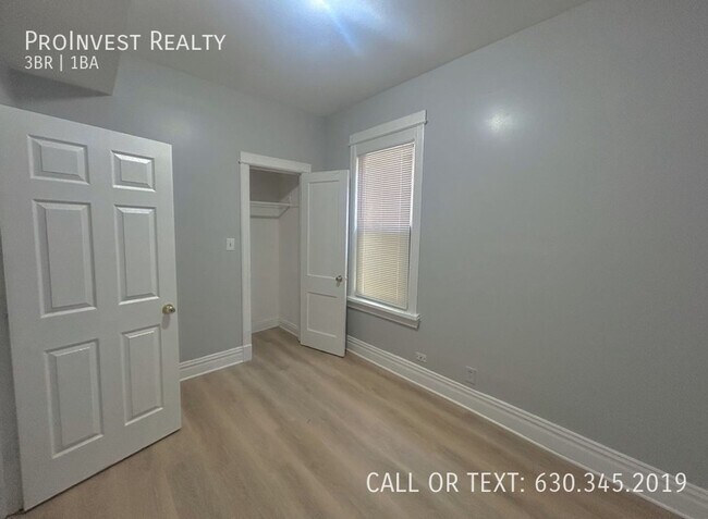 Building Photo - 4356 S Wells St