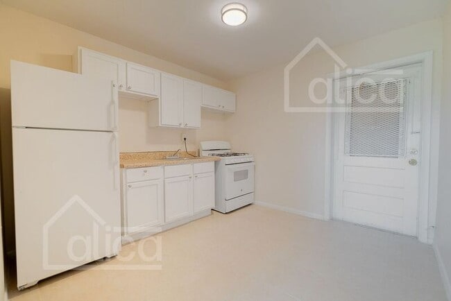 Building Photo - 803/5 Henrietta Ave