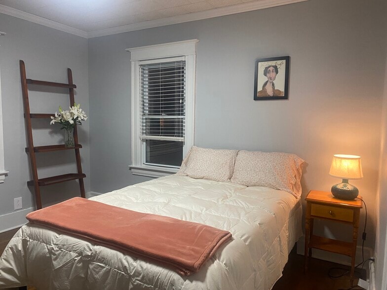 Building Photo - 919 Goodman St S