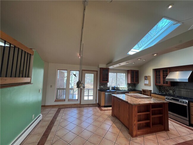 Building Photo - 340 Campbell Rd