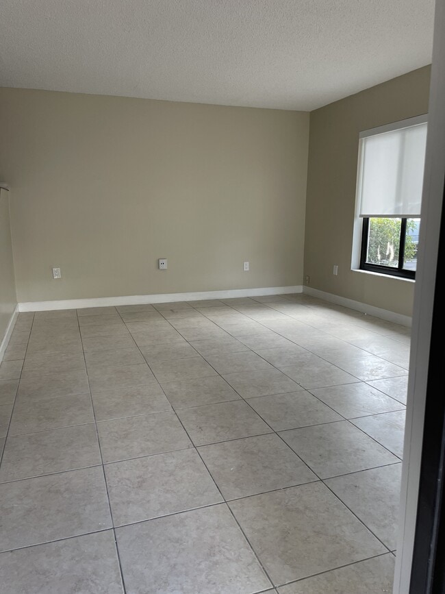 Building Photo - 4702 SW 67th Ave