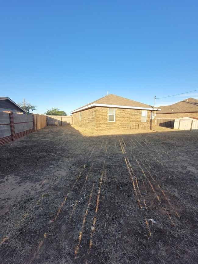 Building Photo - 3 bed 2 bath home with carport, move in re...