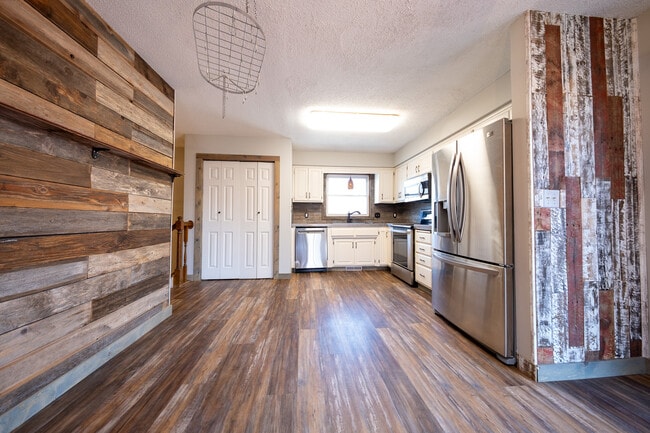 Building Photo - 1705 Slater Ln