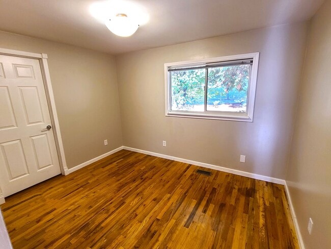 Building Photo - Charming 3Bd/2Ba Kirkland Home with Huge Yard!