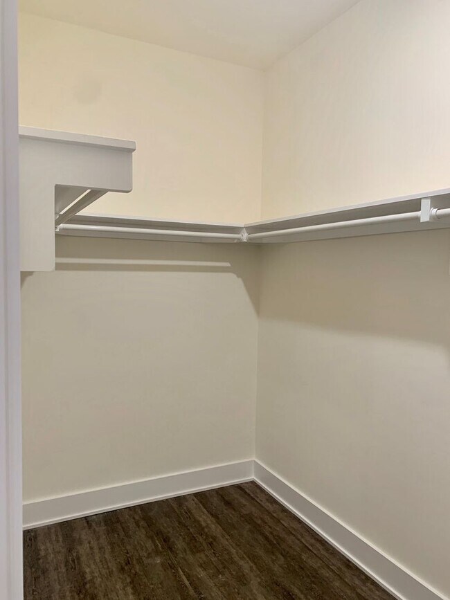 Building Photo - Luxurious 1-Bedroom Apartment in Olde Kens...