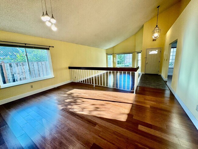 Building Photo - Spacious 4 Bed/2Ba Home in Richmond with Large Backyard!