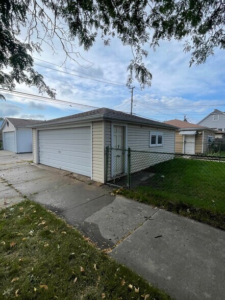 Building Photo - 5300 N Mulligan Ave