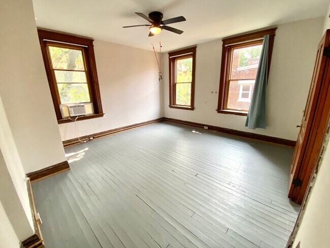 Building Photo - Spacious 5 bed/2 bath on Victor Mins. from...