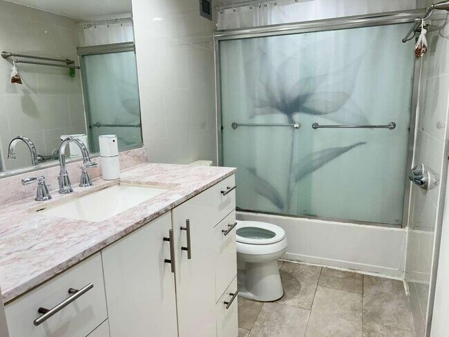 Building Photo - 1351 NE Miami Gardens Dr