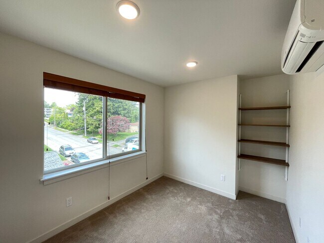 Building Photo - Great Townhome For Rent