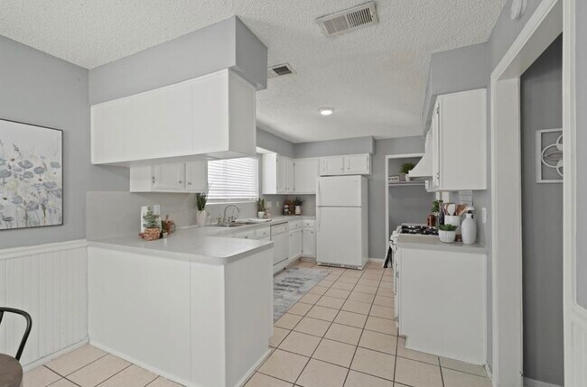 Building Photo - 3210 Pebble Lake Dr