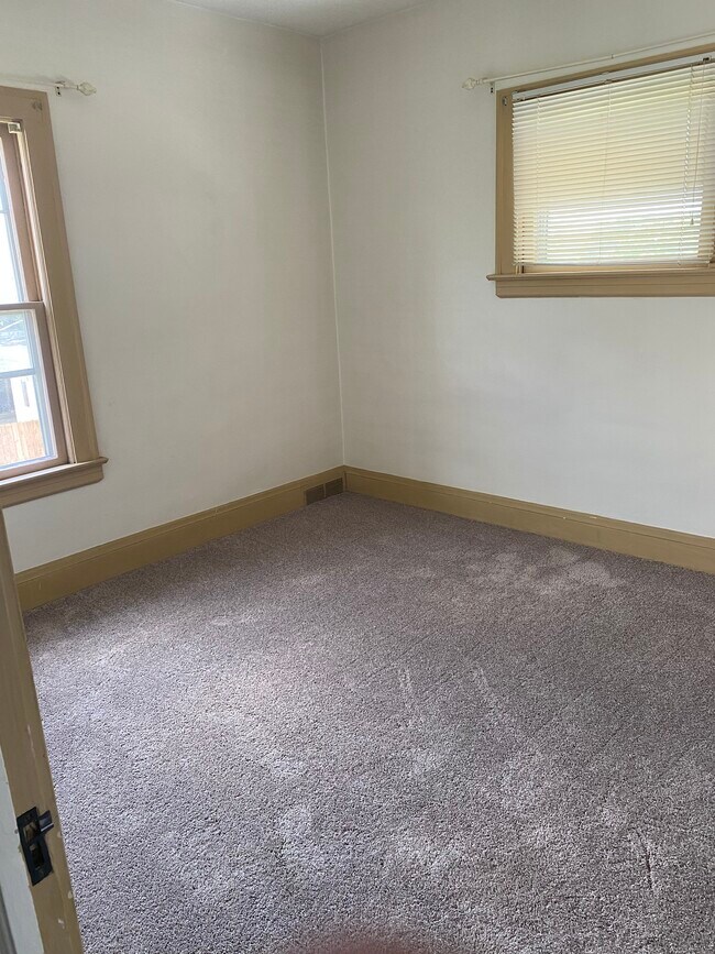 Back bedroom. - 2114 Wascana Ave