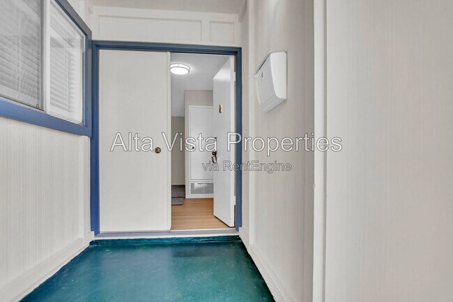 Building Photo - 5633 Scripps St