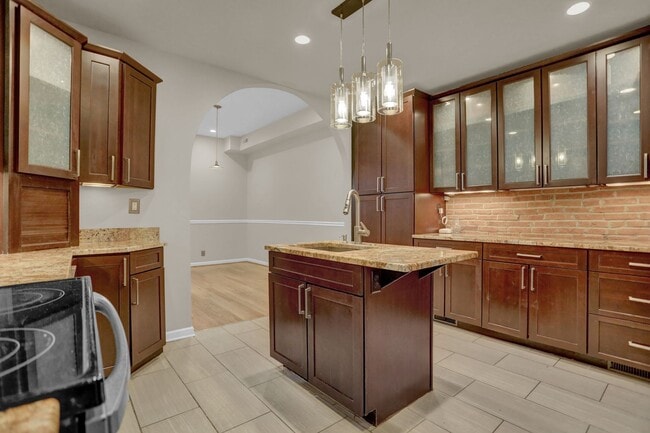 Building Photo - Chic City Living at 2308 E Fairmont Ave!