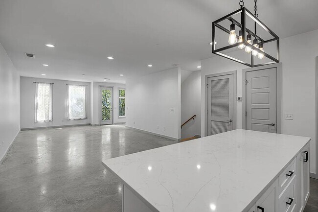 Building Photo - Great condo in East Nashville off Gallatin...